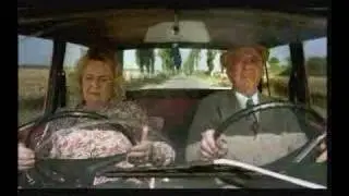 Lustige Oma im Auto (Zweites Lenkrad)