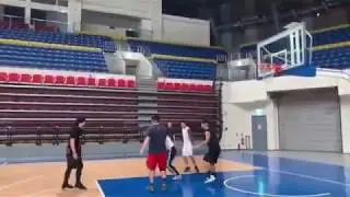 Jay is so mad!  Jay Chou and Xiao Jingteng play basketball halftime