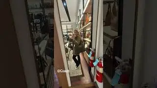 Просматриваю ассортимент в магазинах Coach.