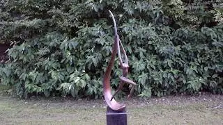 Vrouwenbeeld De Sprong voor in de tuin |  Bronzen Beelden Winkel