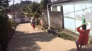 Chico bomba Acertando a bola na garrafa na cabe&ccedil;a de Felipe