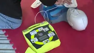 Paramedics Demonstrate CPR and AED skills - www.torontomedics.ca/cpr