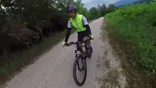 MTB. Giro divertente sull'argine del fiume