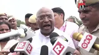 Police Detain Congress Leaders And MPs Marching To Vijay Chowk In Protest Against ED Questioning