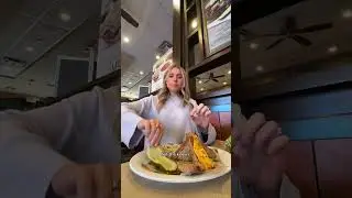 Пробую детское меню от MCalister! #детскоеблюдо #еда #рутбир #солёныеогурцы #сэндвич #печенье