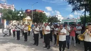La Banda de Conciertos de #Holgu&iacute;n acompa&ntilde;a con su m&uacute;sica la alegr&iacute;a de  Cuba 🇨🇺  #CubaViveYRenace