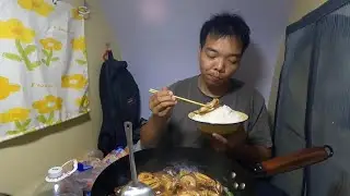 下雨天寒潮来袭大降温太冷了，躲在小房车里吃小鸡炖蘑菇真舒服#寒潮来袭 #穷游 #户外美食