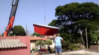 Instalando piscina por guindaste