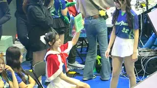 高佳彬舉牌挑戰架式十足😄廉世彬、金吉娜、娜比、玥晨、小李子、以恩、陳伊🏐連莊小魔女2025/12/14上半季最終主場賽後🏟️臺體大體育館