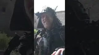 Ein Samurai auf der Festung Kufstein: Ein Besucher des Ritter-Festes 2023 stellt seine R&uuml;stung vor