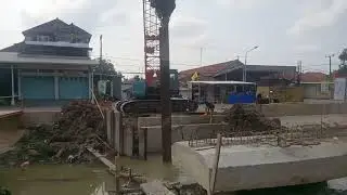 pencabutan palf penahan air proyek normalisasi sungai Cipelang #normalisasisungai @papaefahry7200