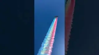 МиГ-35 &laquo;Стреловидный строй&raquo; прерывается дымом от трехцветного флага.