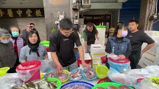 這就是過年的誇張 #中彰海王子 #烏日火車站 #海鮮叫賣 #海鮮拍賣