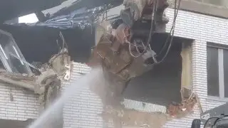 Bagger mit Betonschere und Abrissarbeiten