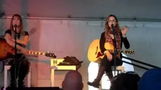 Chely Wright tells funny story and sings  