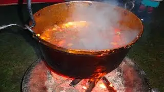 Венгерский гуляш с рецептом — приготовление на открытом огне в большой миске.