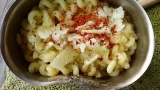 Nudeln mit Knoblauch, Oliven&ouml;l und Pecorino im Feldflaschenbecher