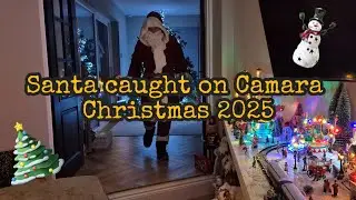 Санта-Клаус запечатлен на камеру в канун Рождества 2025 года.
