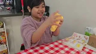 Kayla plays with pizza slime | It&rsquo;s really awesome, friends! 🍕✨