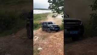 Land Rover Defender or Mercedes G-Wagen - Extreme 4x4 Off-Road Battle
