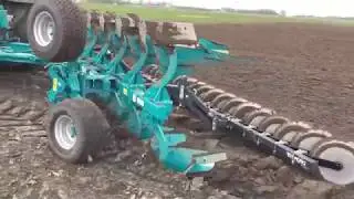 KRAMER ECO PLOEG met VALTRA onland brede banden