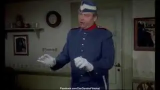 Hurra for de bl&aring; husarer (1970) - Spjellerup overfaldet af damer
