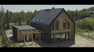 Gjennomf&oslash;ring - Moderne hus i l&aring;vestil med Terrano Panel p&aring; tak og vegg