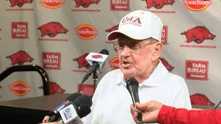 Lou Holtz talks about his worlds colliding before Notre Dame-Arkansas game