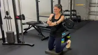 Tall Kneeling Trunk Rotation with Cable Machine