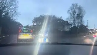 Полицейский автомобиль Дорсета прибывает на место происшествия в районе Аптона (15.12.2025)