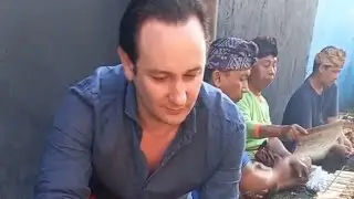 Ada bule Spanyol yang pintar memanggang sate,   dan berbaur dengan orang Bali 