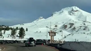 Picturesque approach to Mount Hood - Oregon