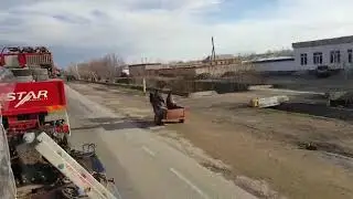 Esel gegen Schwertransport