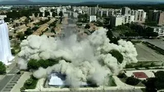 L'explosion vue du ciel des b&acirc;timents Mercure de Miramas