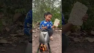 🍜😍&Ocirc;ng nội tội nghiệp v&agrave; Em b&eacute; dễ thương Rất buồn cười