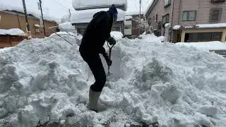 令和8年1月30日　②アーケードの雪を降ろして、流雪溝に流す　Life with Snow