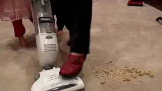 Shark Navigator против Eureka Cordless Quick Up &mdash; тест на вакуум