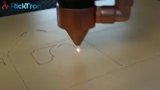 Corte de papel em m&aacute;quina laser