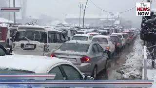 Amid Heavy Snowfall, An Ambulance On Its Way To Hospital Stuck In Traffic Jam  Srinagar