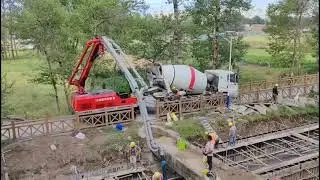 Haoboc 3R15 Crawler Concrete Pump working at water conservancy ditch with a narrow working site