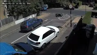 Deliveroo girl falls off moped in London (June 2020)