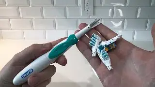 Oral-B 3D White Battery Power Electric Toothbrush + 2 Replacement Brush Heads