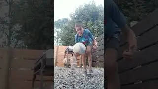 Jugando a fútbol (con Thiago)