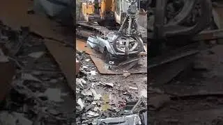 old Citro&euml;n CX being ripped to pieces