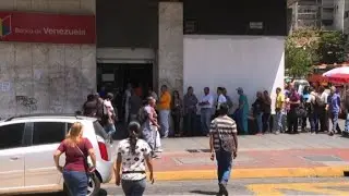 Largas colas por dos d&oacute;lares ante escaso efectivo en Venezuela