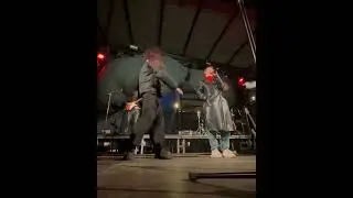 Moment en el qual cau l'escenari a sobre del grup de les Reines del Mambo per les ventades