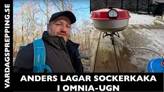 Anders lagar sockerkaka i en Omnia-ugn