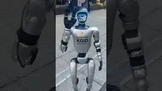 Robot walks around midtown Manhattan and waves #nyc #robot #cool ￼