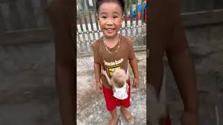 The baby is hugging Anh Khang's shirt.