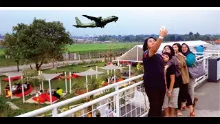 Cafe Critical 11 Bandung -  Tempat Nongkrong Unik Bisa Sambil Lihat Pesawat Landing dan take Off